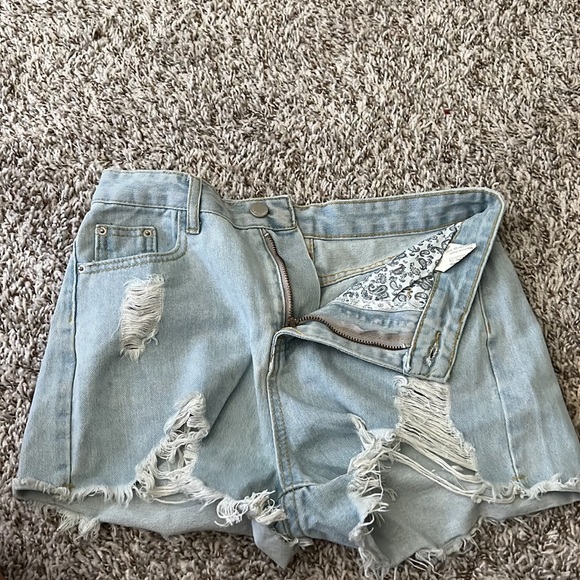 Light washed Banda ripped shorts. Size: xs/s (runs a little big) - Picture 3 of 3